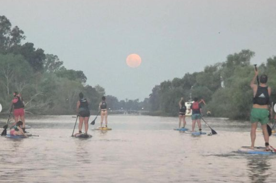 GRupo de SUP en Full Moon